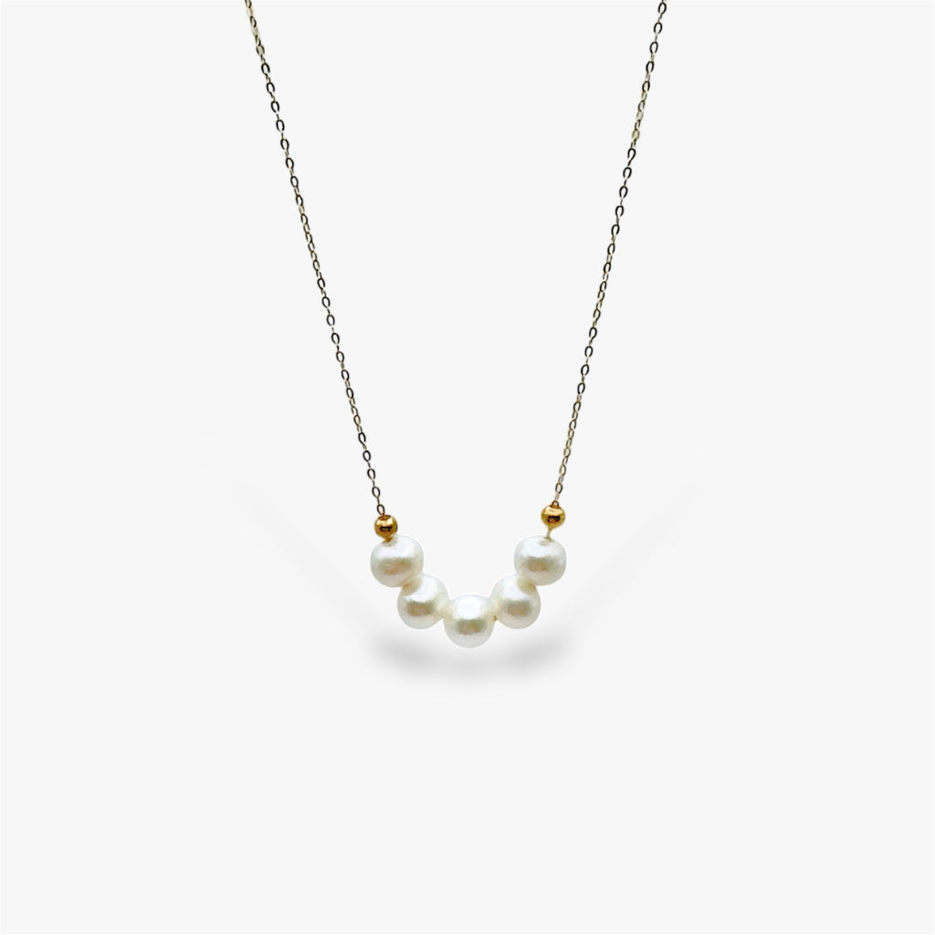 Necklace with freshwater pearls in gold plated sterling silver.
