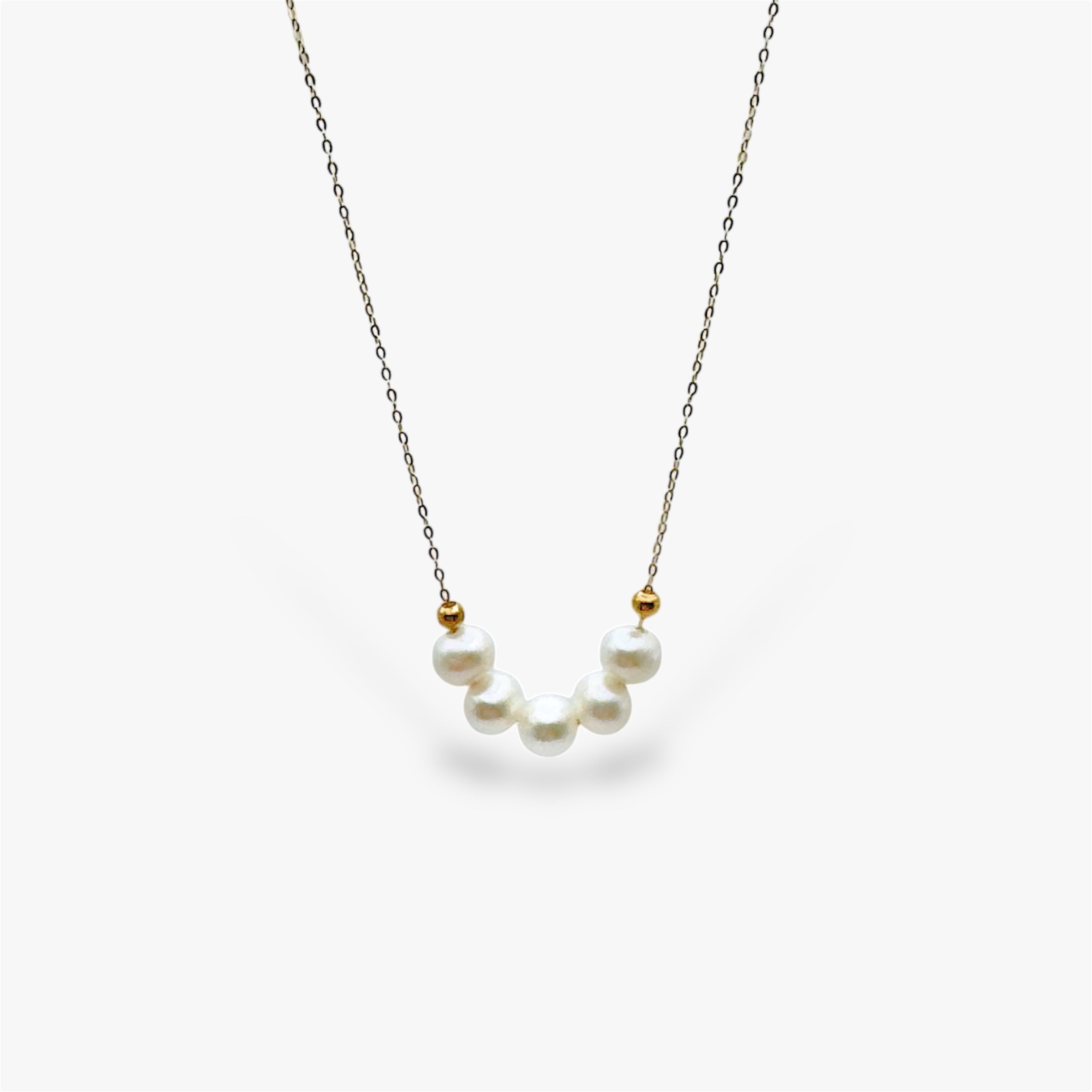 Necklace with freshwater pearls in gold plated sterling silver.