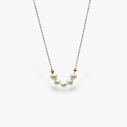 Necklace with freshwater pearls in gold plated sterling silver.