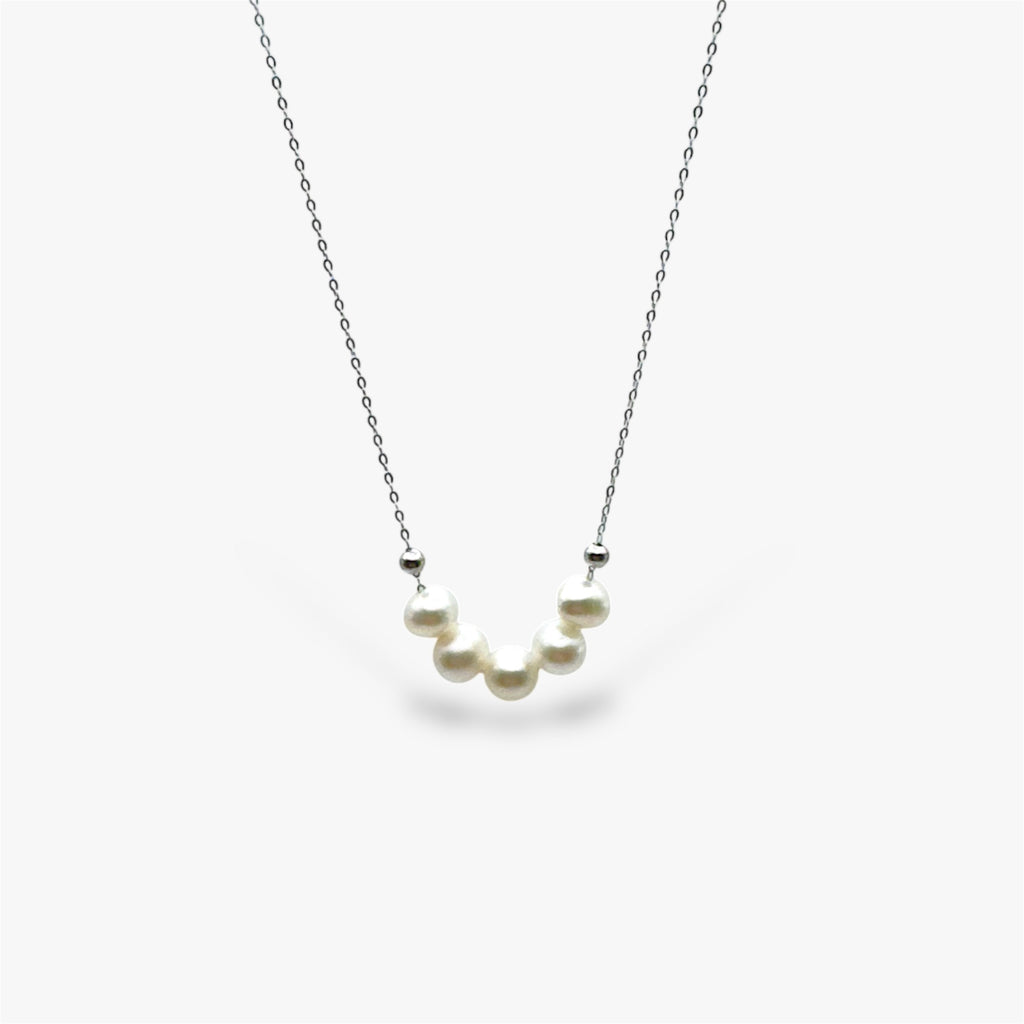 Necklace with freshwater pearls in silver.